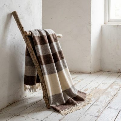 Manta de lana trinatural rayas marrón Val de San Lorenzo