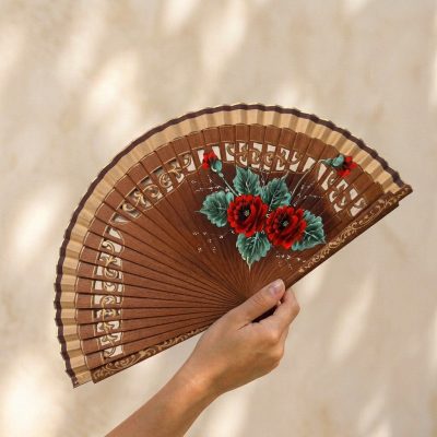 Abanico tradicional Soledad Sevilla flores rojas