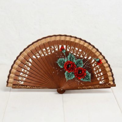 Abanico tradicional Soledad Sevilla flores rojas