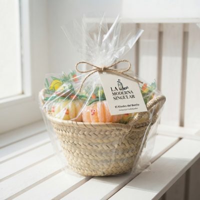 Cesto de palmito con caramelos gajos de naranja y gajos de limón