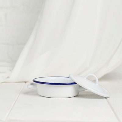 Cacerola con asas y tapa esmaltada blanca